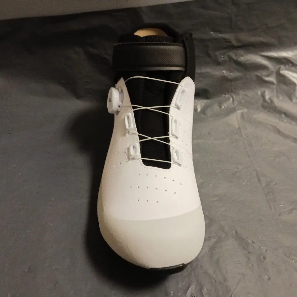 BOXED PAIR OF FI'ZI:K TEMPO ROAD SHOES IN WHITE/BLACK UK SIZE 10.5