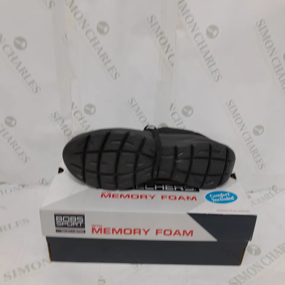 BOXED PAIR OF SKETCHERS BLACK TRAINERS SIZE 7