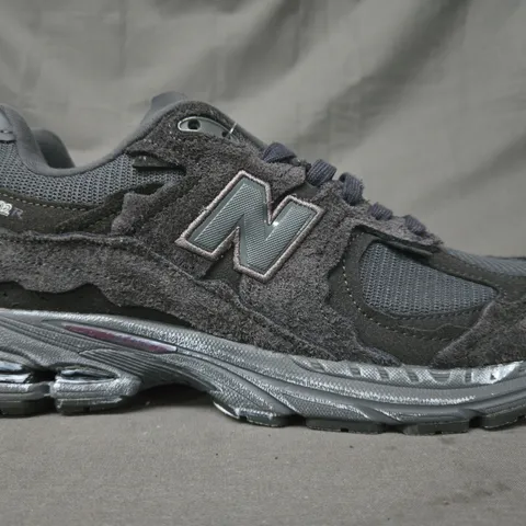 BOXED PAIR OF NEW BALANCE WOMEN'S 2002R SHOES IN DARK GREY UK SIZE 10.5