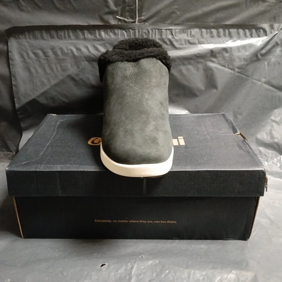 BOXED PAIR OF OLUKAI KAMAU SLIP-IN SHOES IN LAVA ROCK SIZE UK 7