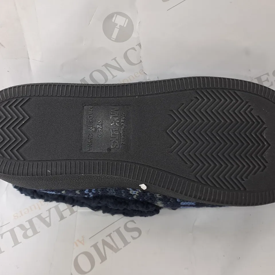 PAIR OF MUK LUKS ANAIS SLIPPERS IN NAVY/LIGHT BLUE - SIZE 9