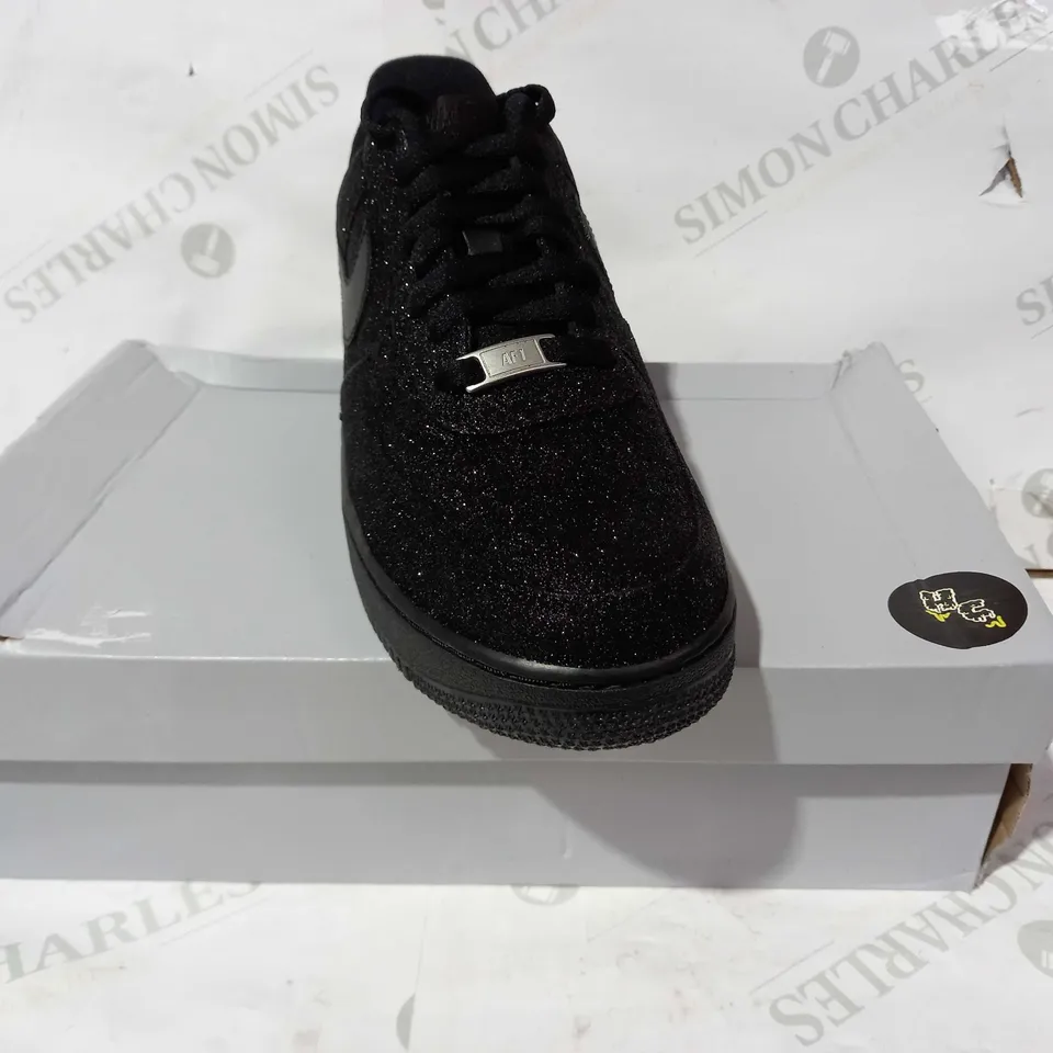 BOXED PAIR OF NIKE AIR FORCE 1 SHOES IN BLACK W. GLITTER EFFECT UK SIZE 7