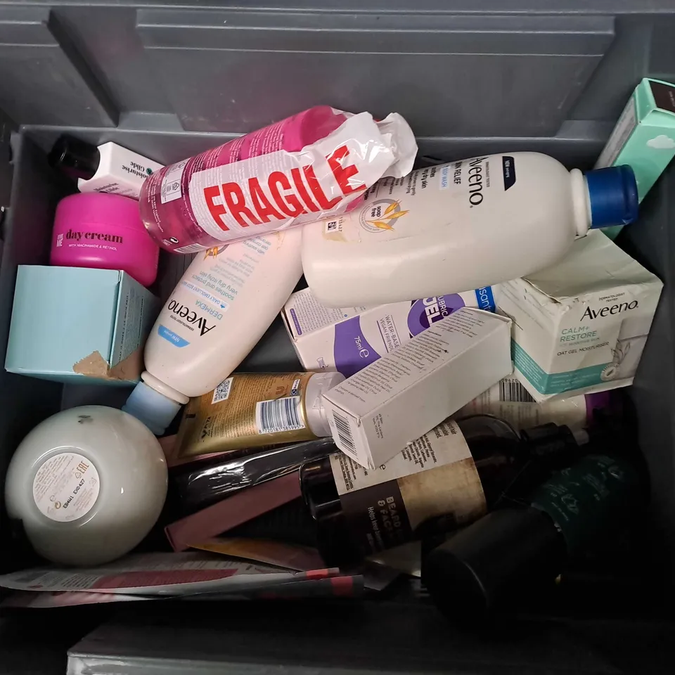 APPROXIMATELY 20 ASSORTED COSMETIC PRODUCTS TO INCLUDE AVEENO EMOLLIENT CREAM, ELF CAMO HYDRATING CREAM AND GRUUM SOAP BAR