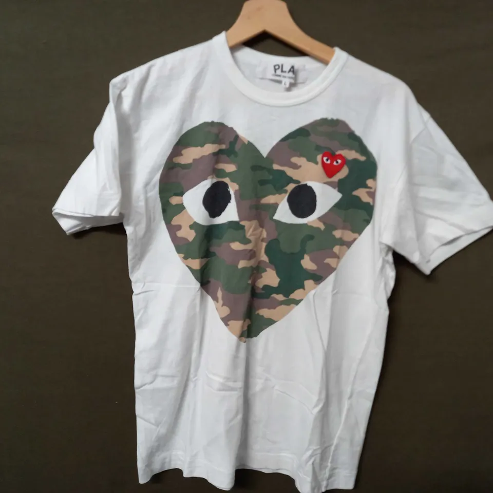 PLAY COMME DES GARCONS CAMO HEART DESIGN T-SHIRT IN WHITE - LARGE