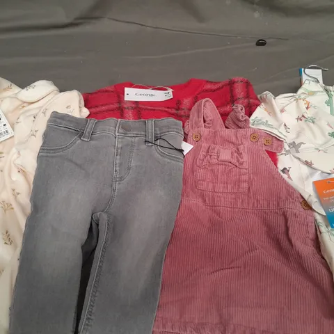 APPROXIMATELY 30 ASSORTED KIDS CLOTHING IN VARIOUS STYLES TO INCLUDE SIZES 3-6 MONTHS, 6-7 YEARS, 8-9 YEARS