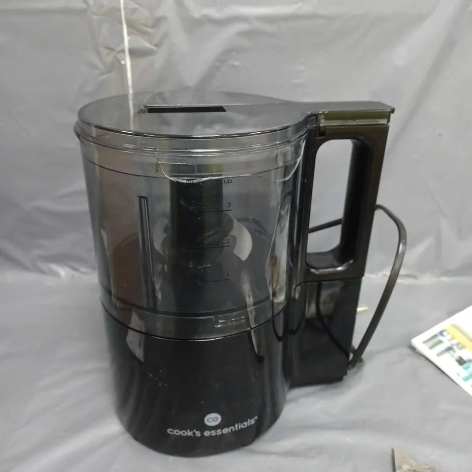 APPROXIMATELY 9 GARDEN AND HOUSEHOLD ITEMS TO INCLUDE FOOD CHOPPER, GARDEN SHEARS AND LIGHTING