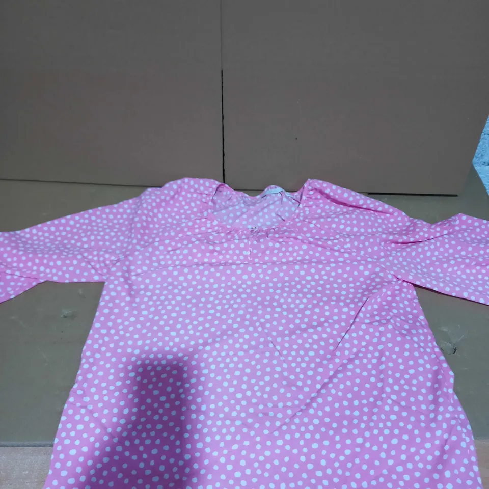 LOT OF APPROXIMATELY 20 ASSORTED CLOTHING ITEMS IN VARIOUS SIZES TO INCLUDE DANI MINOGUE, MASAI, D&CO ETC