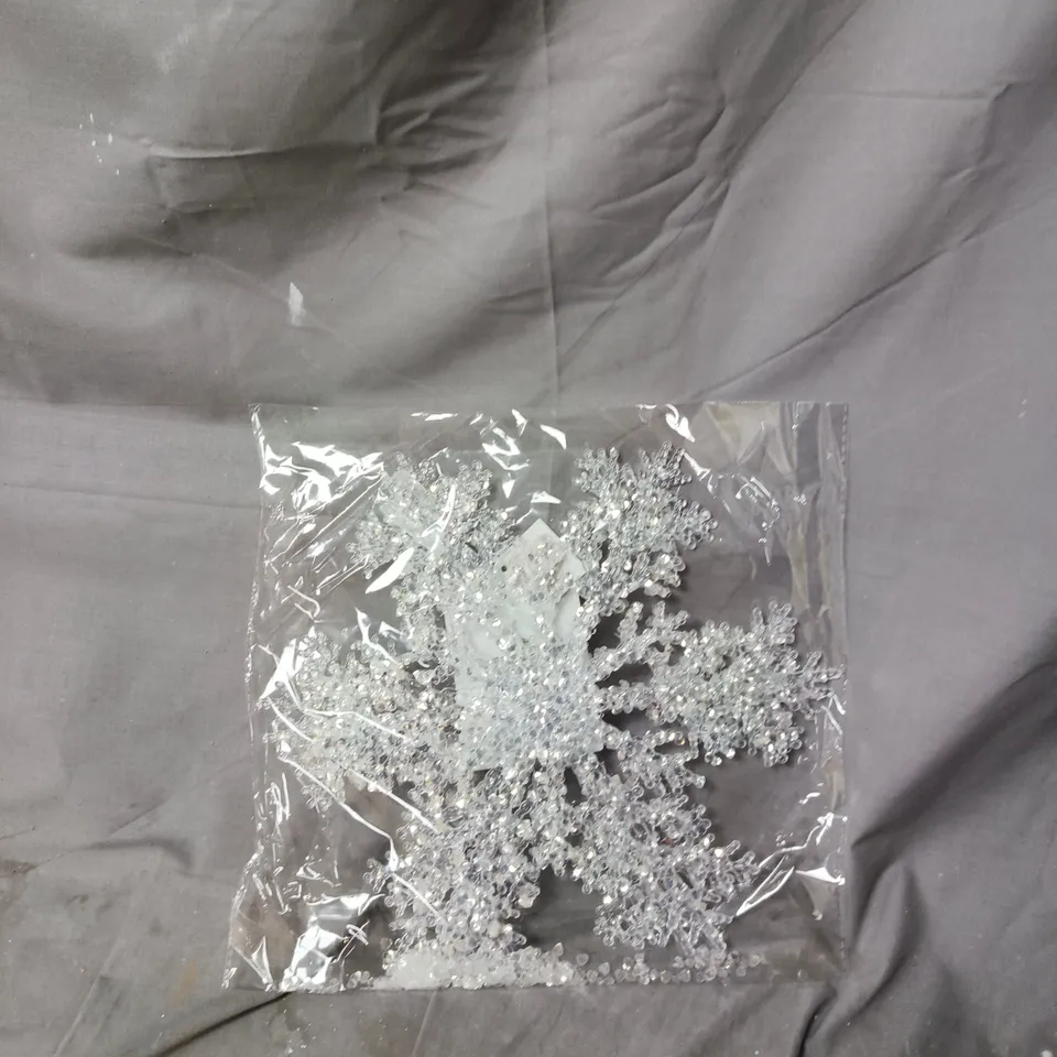 BOX OF APPROXIMATELY 8 ASSORTED ITEMS TO INCLUDE: TREE BASE COVER  AND SNOWFLAKE DECORATION