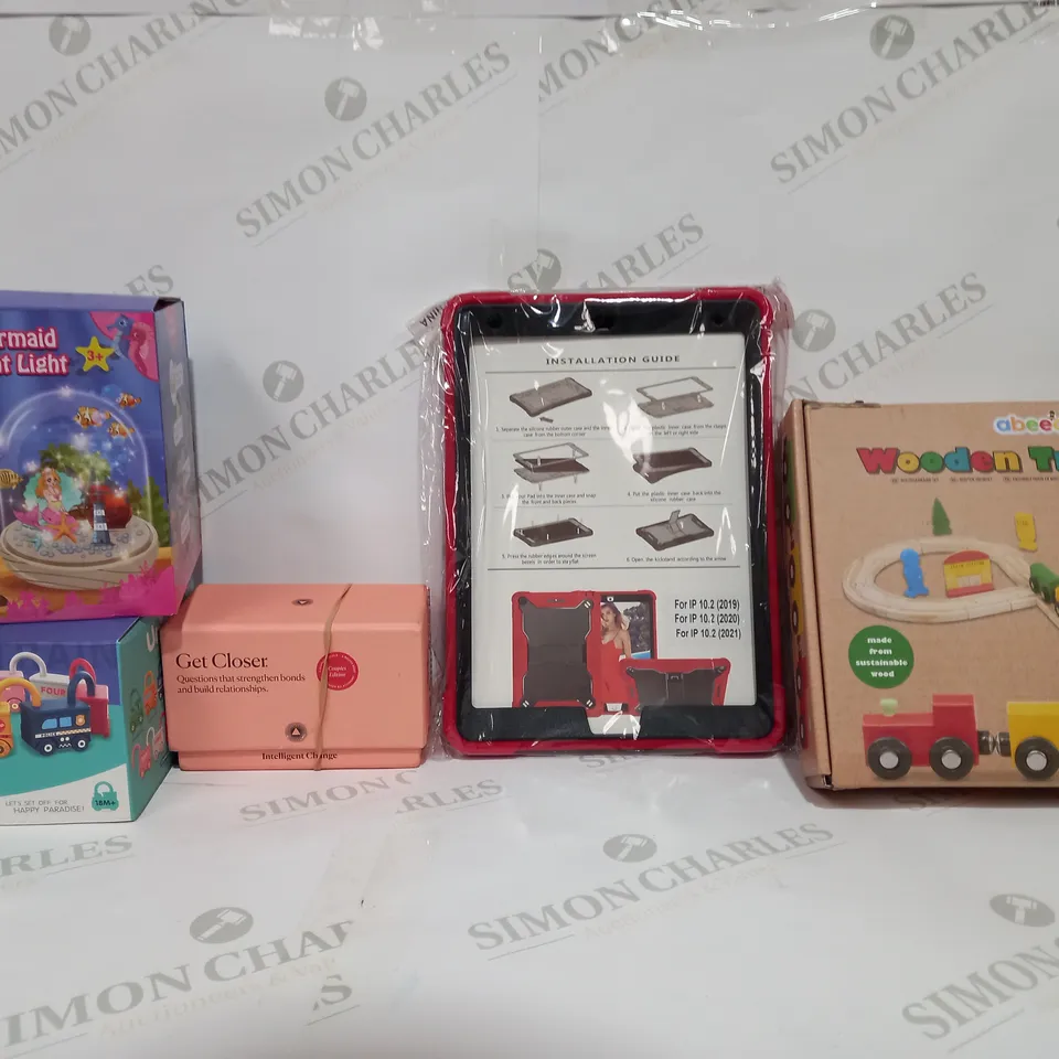 BOX OF APPROX 20 ASSORTED TOYS TO INCLUDE - MERMAID NIGHT LIGHT - WOODEN TRAIN SET - GET CLOSER GAME ECT