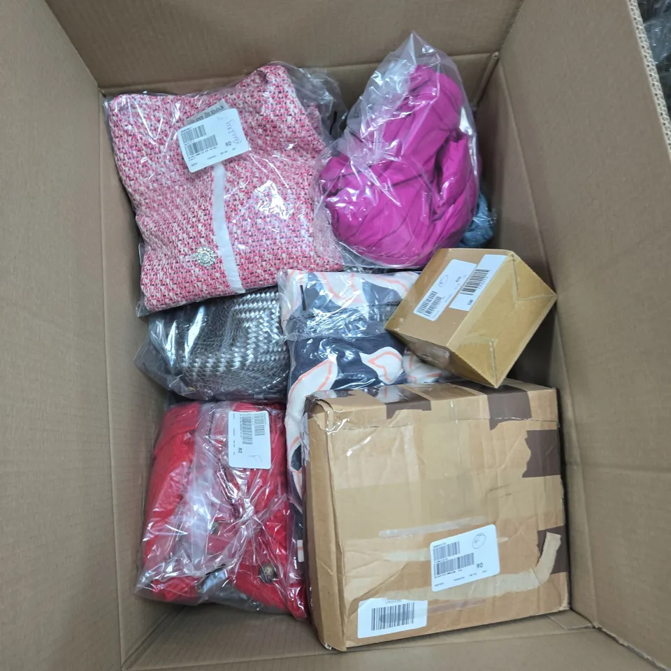 LARGE QUANTITY OF ASSORTED ITEMS TO INCLUDE HANDBAGS, ASSORTMENT OF CLOTHES, BEDDING, ETC - COLLECTION ONLY