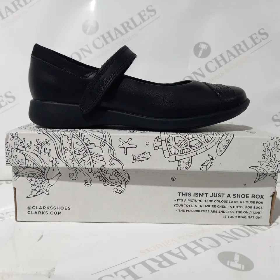 BOXED PAIR OF CLARKS ETCH BEAM KIDS SHOES IN BLACK UK SIZE 13.5