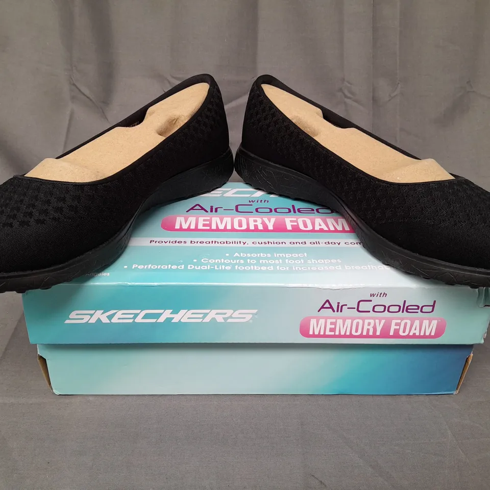 BOXED PAIR OF SKECHERS SLIP-ON SHOES IN BLACK UK SIZE 9