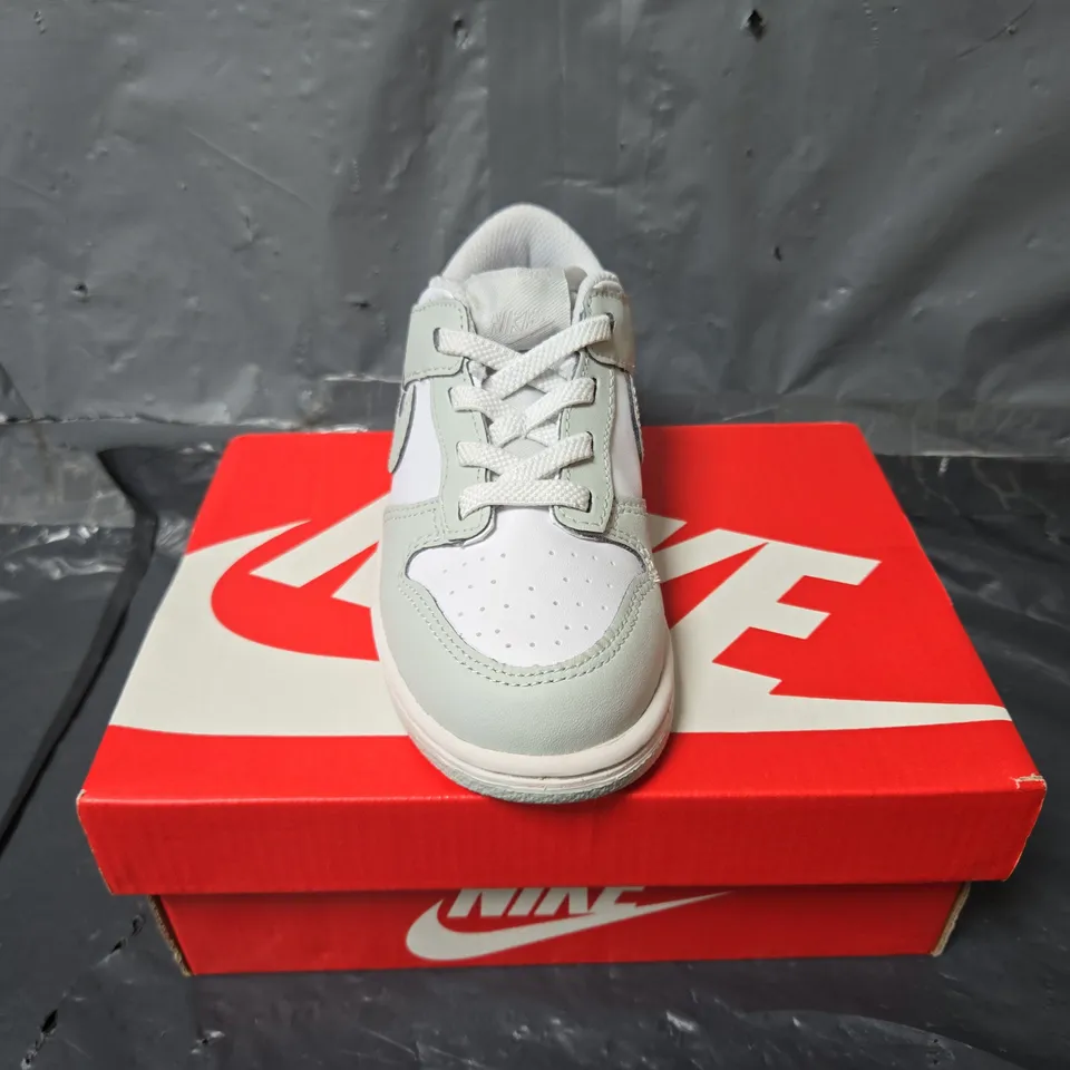 BOXED PAIR OF NIKE KIDS DUNK LOW (TDE) TRAINERS IN GREY/WHITE - UK 9.5
