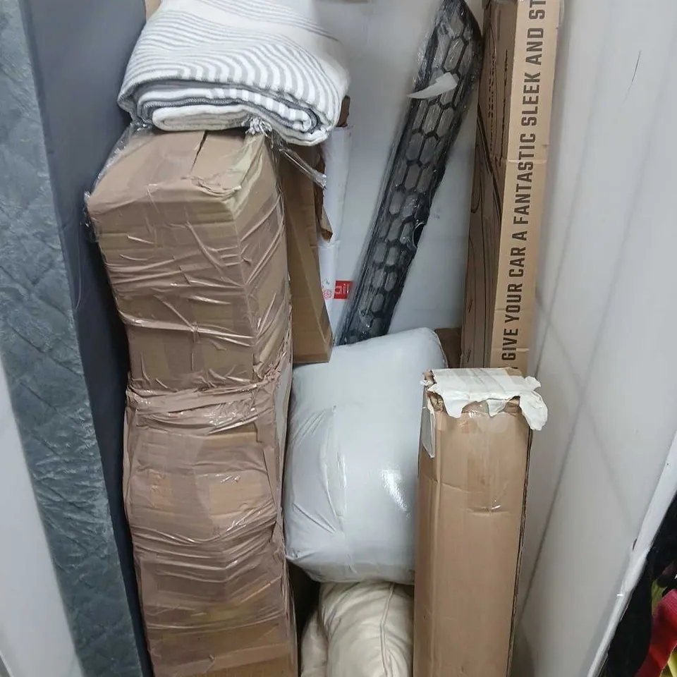 APPROXIMATELY 10 ASSORTED HOUSEHOLD PRODUCTS TO INCLUDE DEGREASER, CUSHIONS, POSTER ETC - COLLECTION ONLY 