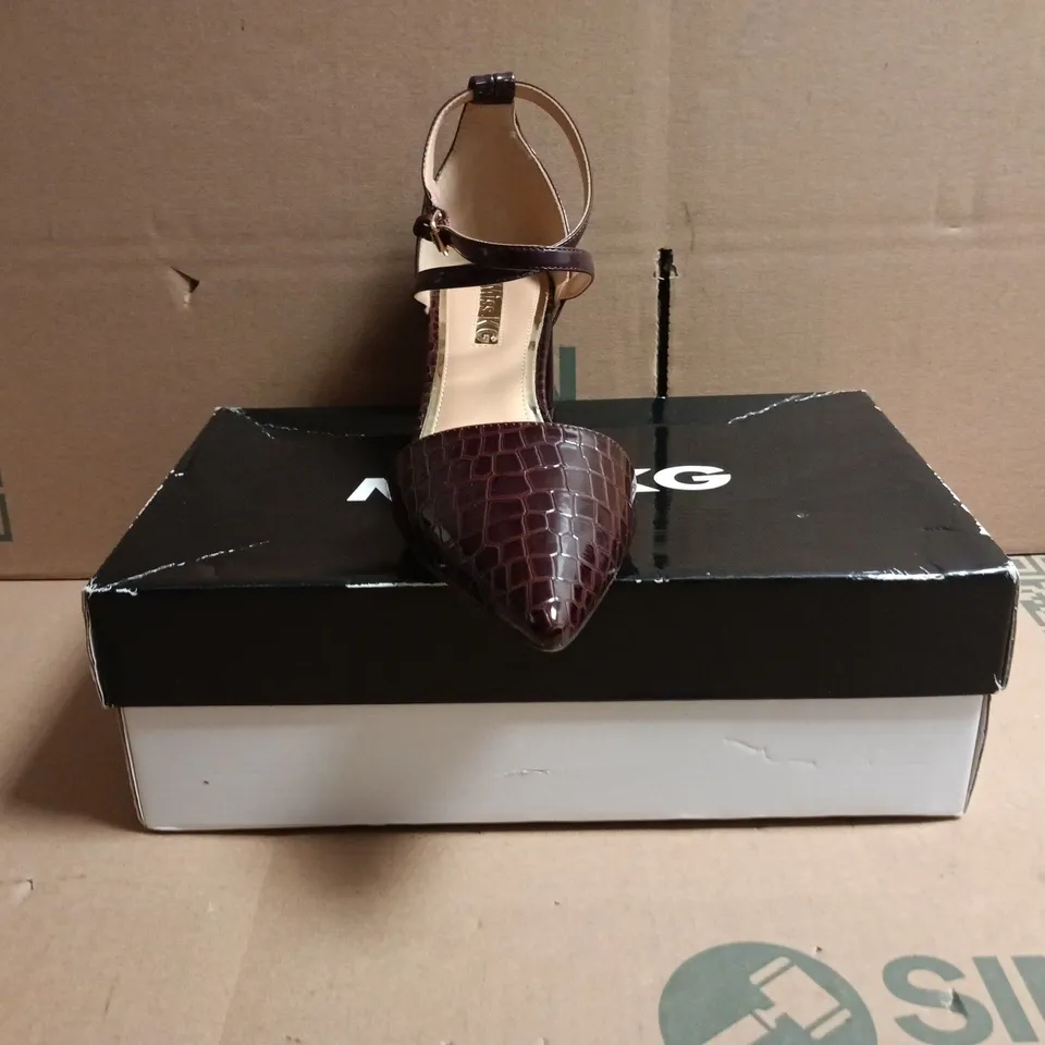 BOXED PAIR OF MISS KG POINTED TOE BLOCK HEEL SHOES IN BURGUNDY CROC SIZE EU 39