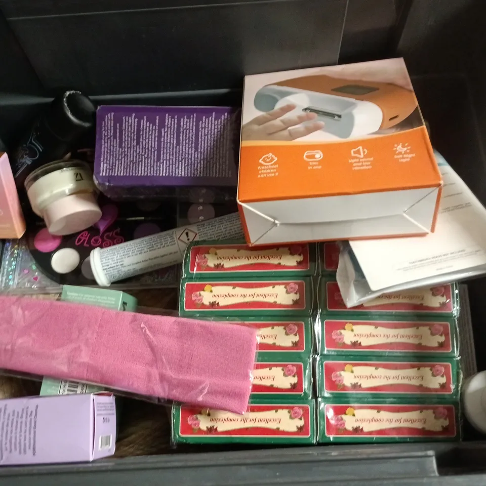 APPROXIMATEY 20 ASSORTED HEALTH AND BEAUTY PRODUCTS TO INCLUDE - STERADENT FALSE TEETH TABLETS - CANTU WAVE WHIP CURLING MOUSSE AND BEAUTIFUL FRIEND COSMETICS BAG