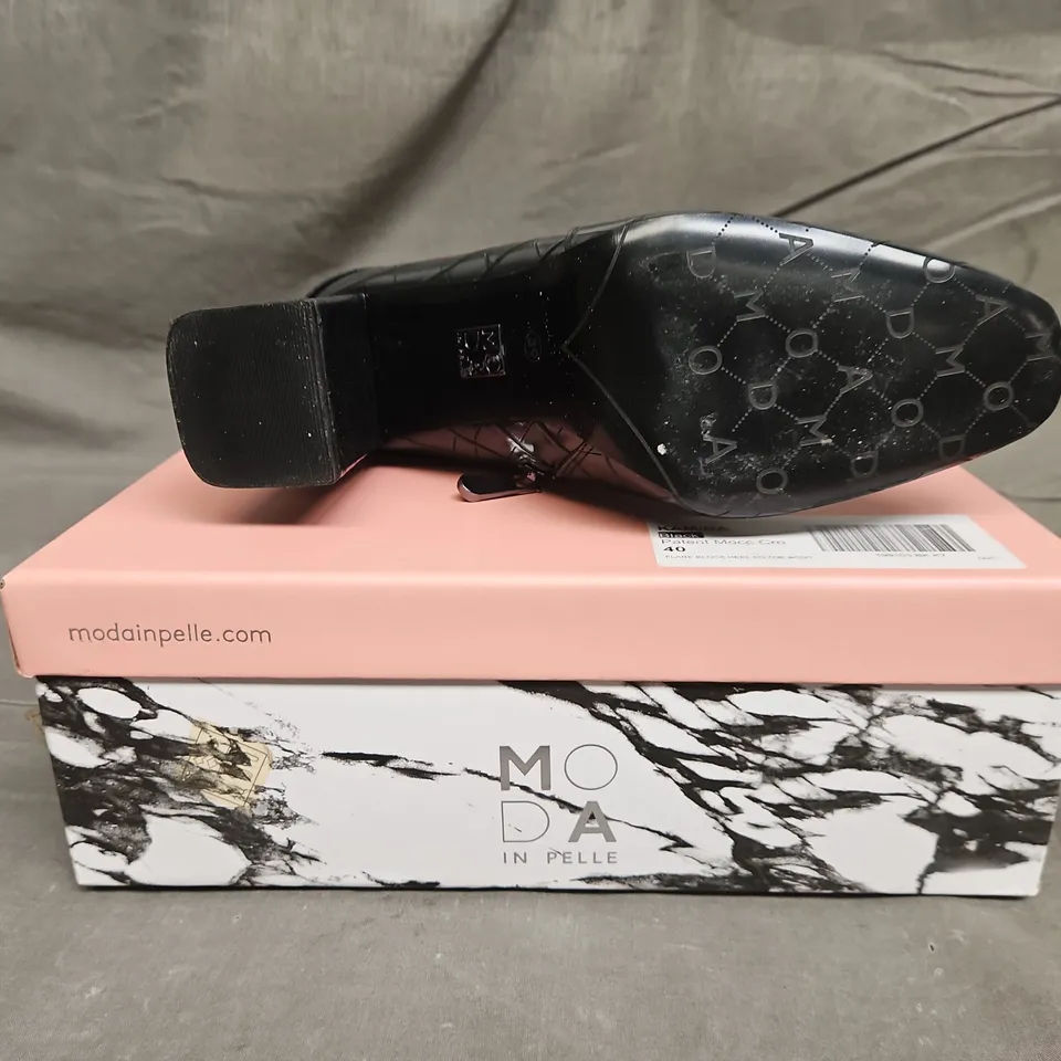 BOXED PAIR OF MODA IN PELLE KAMINA BLACK TOE BOOTS - SIZE 40