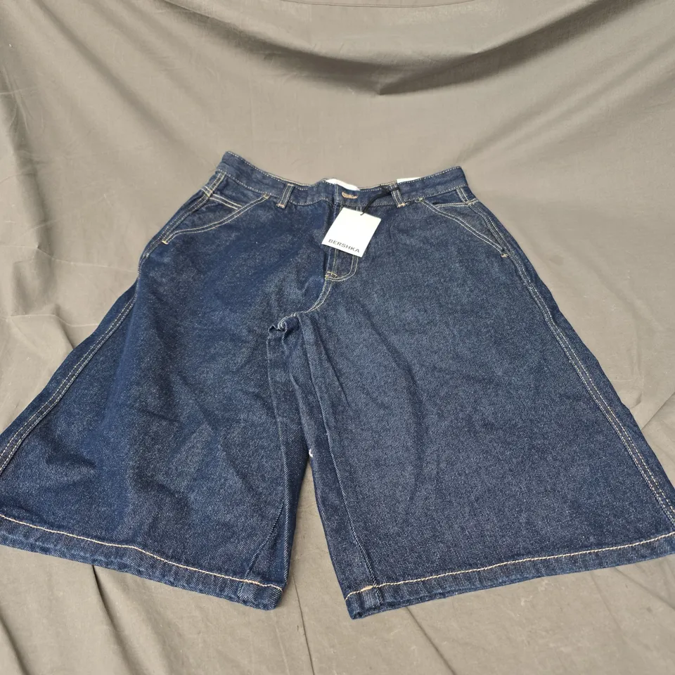 BERSHKA WIDE SKATE JEAN SHORTS IN INDIGO SIZE 30"