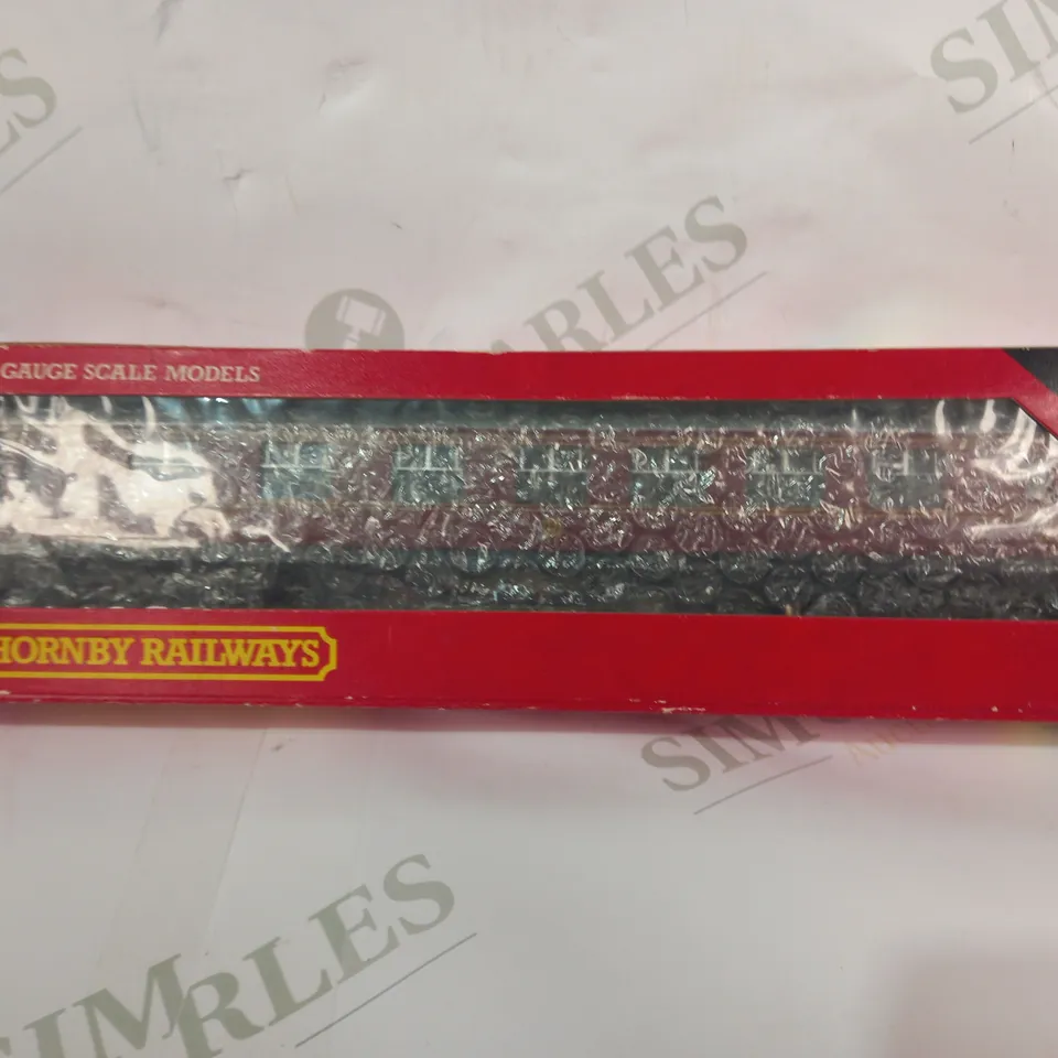 HORNBY 00 GAUGE SCALE TRAIN CARRIAGE MODEL