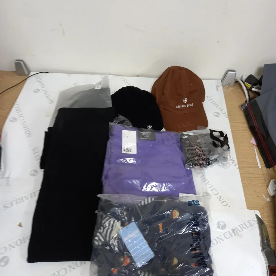BOX OF APPROXIMATELY 20 CLOTHING ITEMS TO INCLUDE JEANS, HATS, TROUSERS ETC