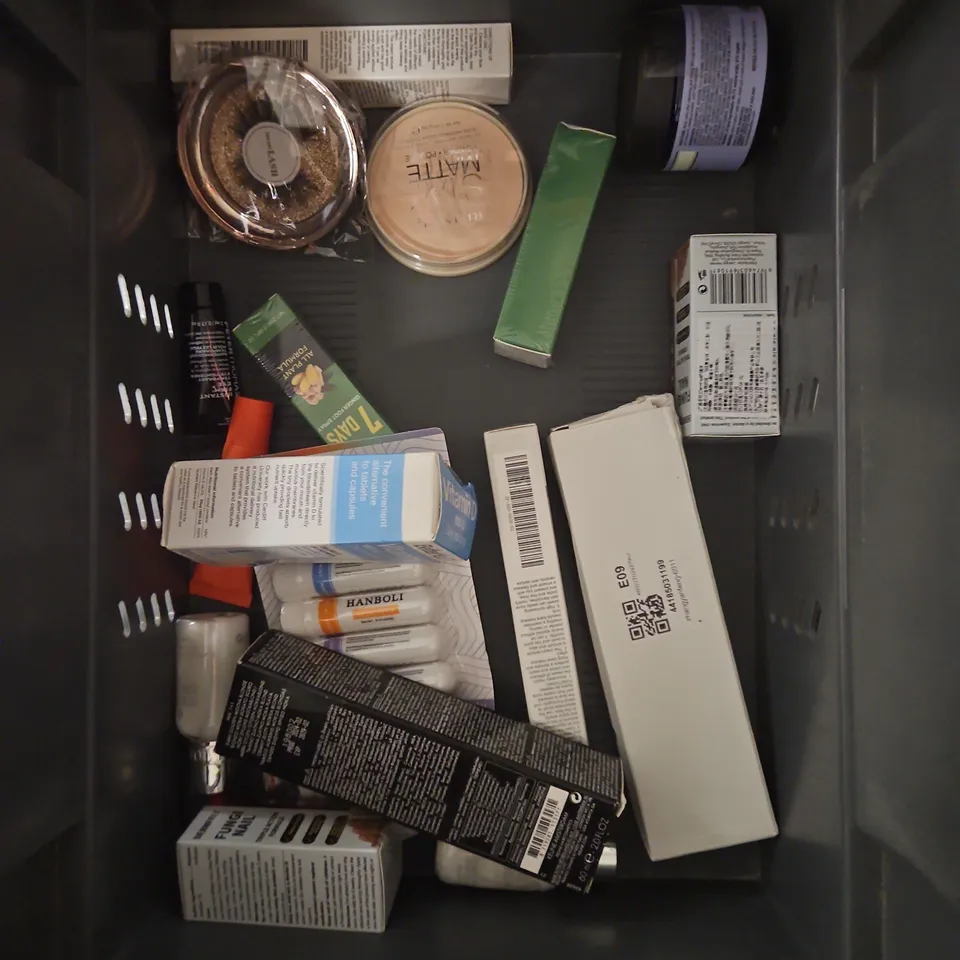 APPROXIMATEY 20 ASSORTED HEALTH AND BEAUTY PRODUCTS TO INCLUDE - MANCAVE SHOWER GEL - L'OREAL ELVIVE CONDITIONER - ORAL-B TOOTHBRUSHES - ETC