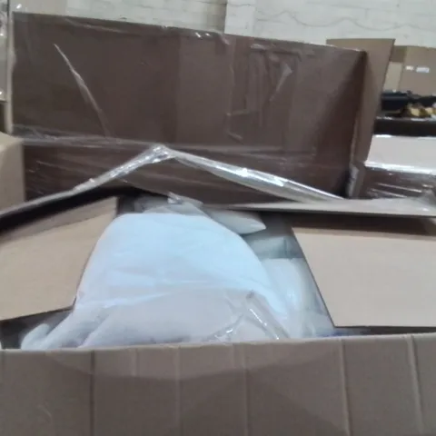 PALLET CONTAINING A LARGE QUANTITY OF PILLOWS 