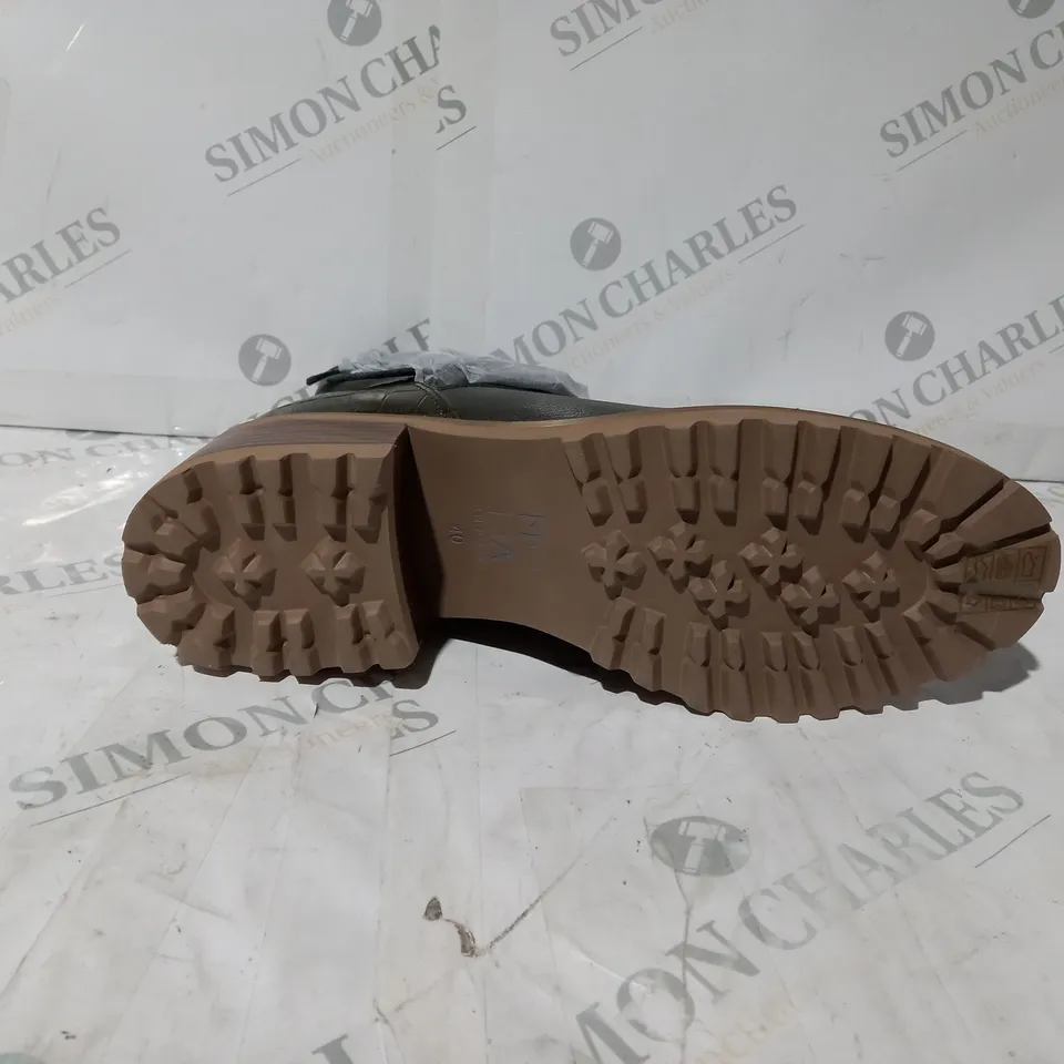 BOXED PAIR OF MODA IN PELLE CORNELIA BIKER BOOTS IN KHAKI UK SIZE 7