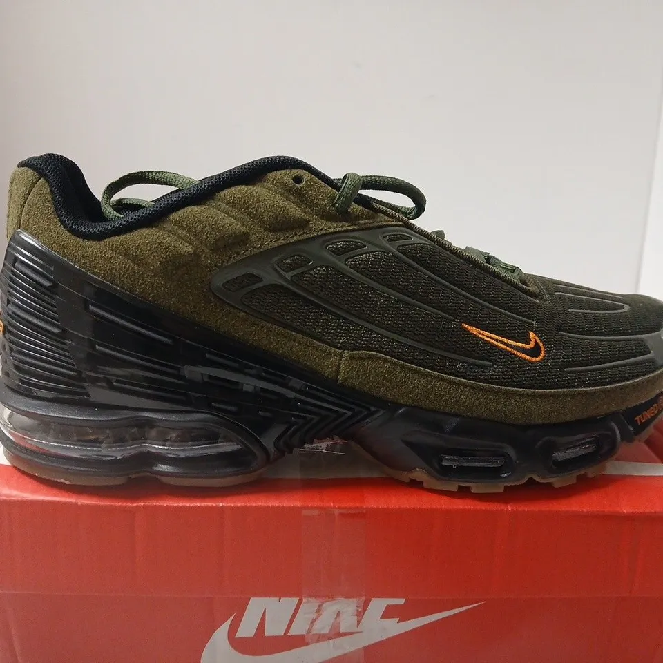 BOXED PAIR NIKE AIR MAX PLUS III TRAINERS – UK 9
