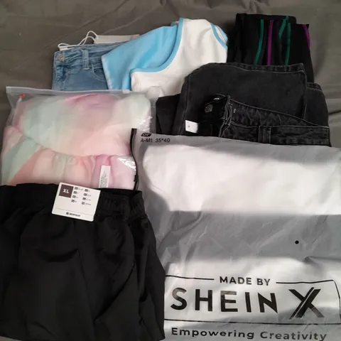 BOX OF APPROXIMATELY 25 ASSORTED CLOTHING ITEMS TO INCLUDE - SHORTS, JEANS, LEGGINGS ETC