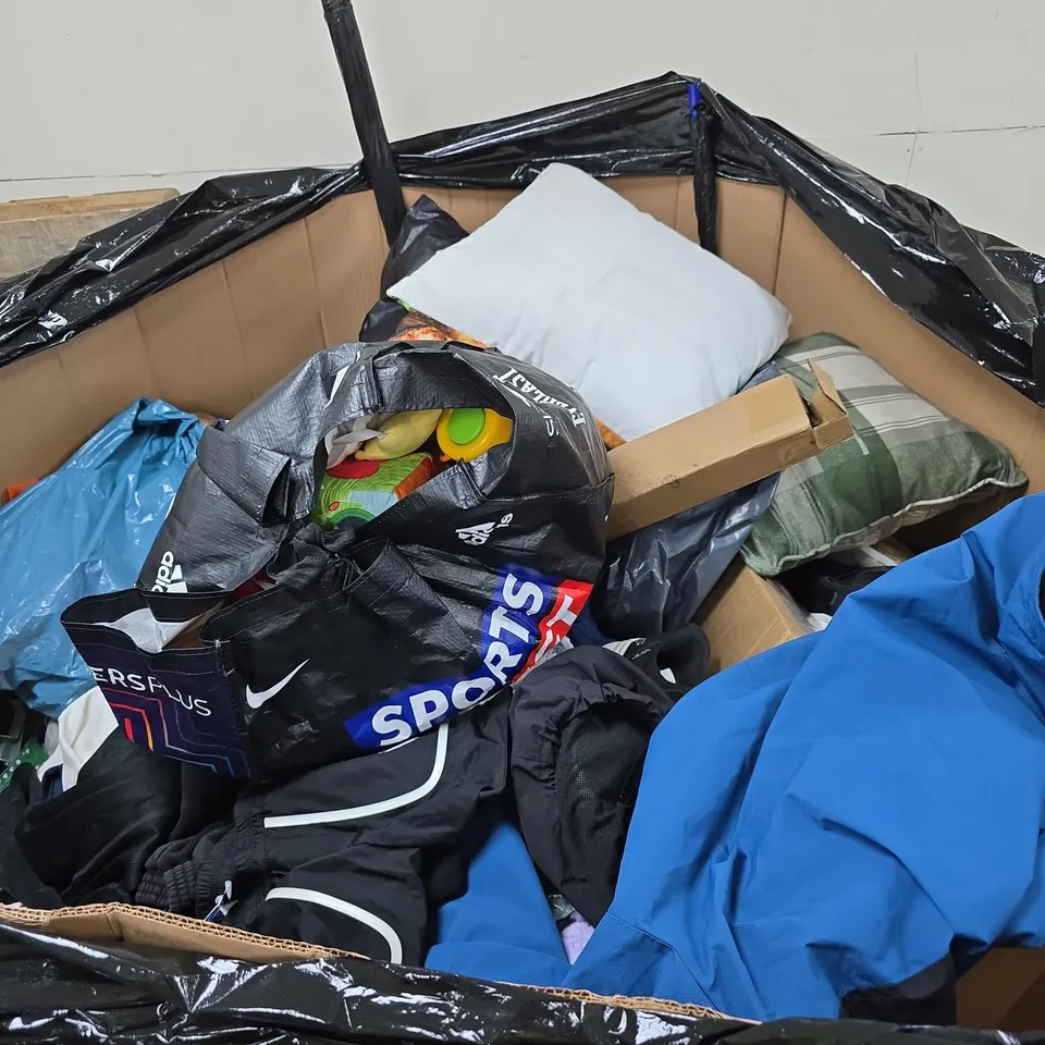 PALLET OF APPROXIMATELY 40 ASSORTED ITEMS TO INCLUDE CLOTHING, TOYS, BOOKS ETC - COLLECTION ONLY