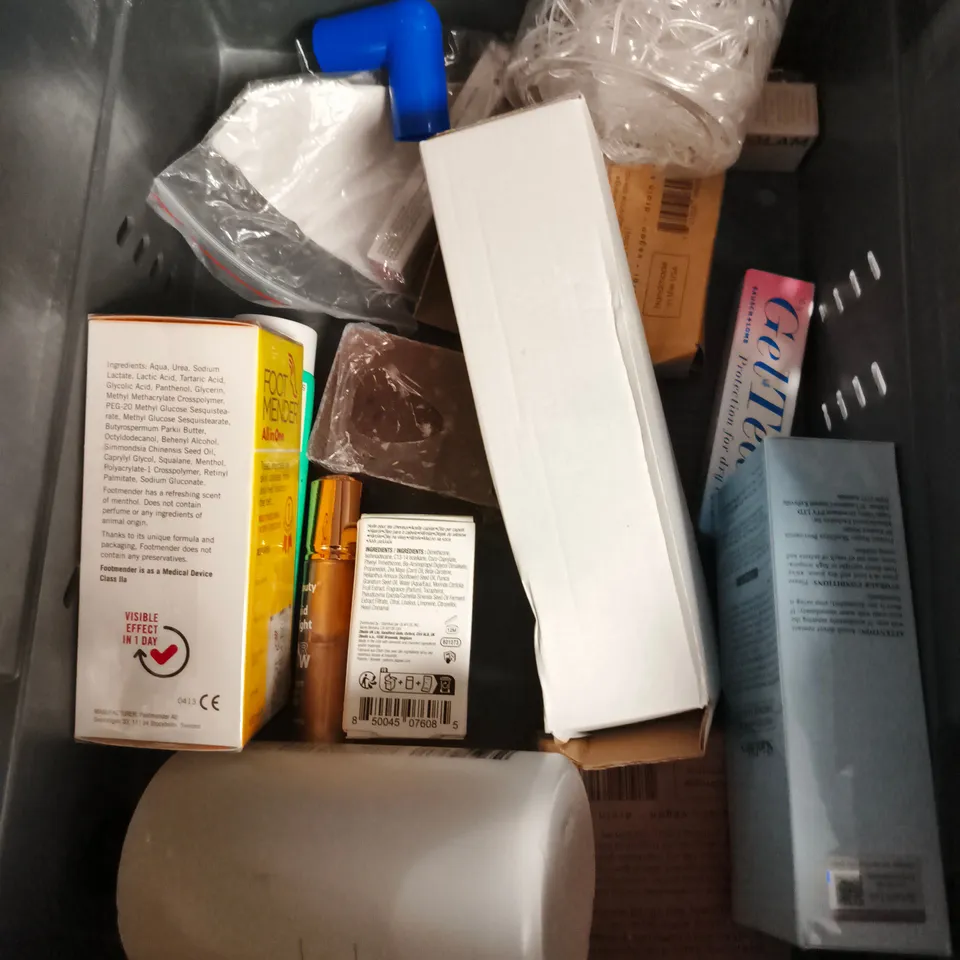 APPROXIMATEY 20 ASSORTED HEALTH AND BEAUTY PRODUCTS TO INCLUDE - CERAVE SMOOTHING CLEANSER - L'OREAL ELVIVE BOND REPAIR CONDITIONER - UPCIRCLE FACE SCRUB - ETC