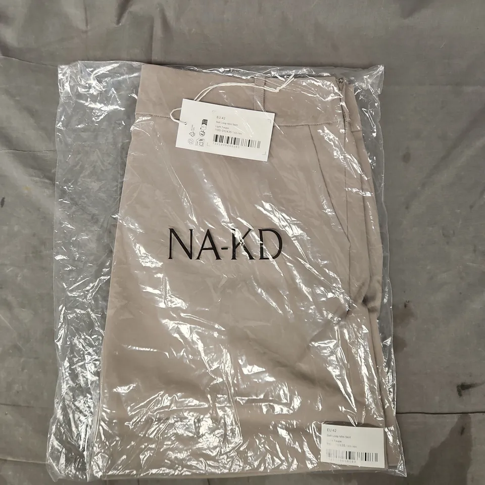 BAGGED NA-KD BELT LOOP MINI SKIRT IN LIGHT TAUPE SIZE EU 42