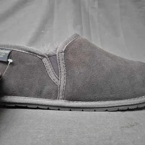 BOXED PAIR OF FENLAND MEN'S SLIP-ON SLIPPERS IN GREY SIZE 9/10