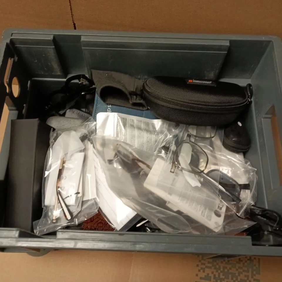 APPROXIMATELY 15 ASSORTED GLASSES/SUNGLASSES IN VARIOUS DESIGNS 