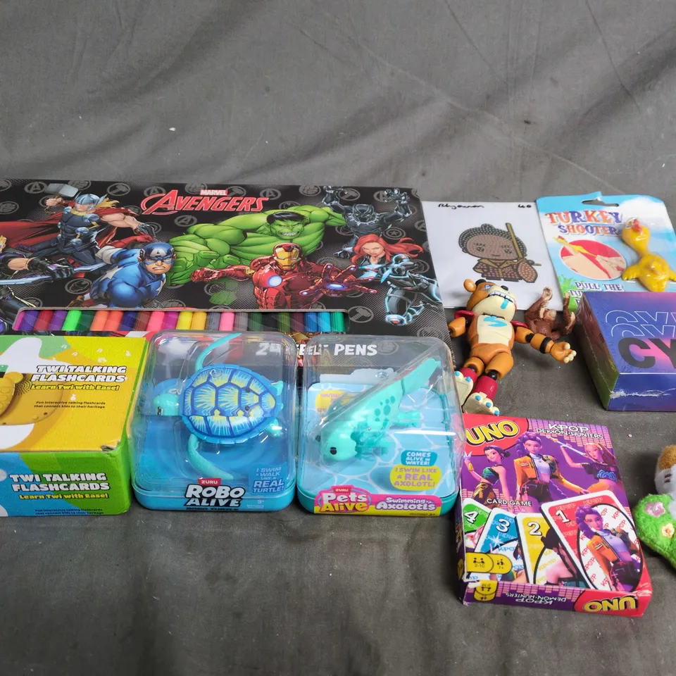 APPROXIMATELY 10 ASSORTED TOYS & GAMES PRODUCTS TO INCLUDE COLOURING PAD, ROBO ALIVE AND UNO CARDS