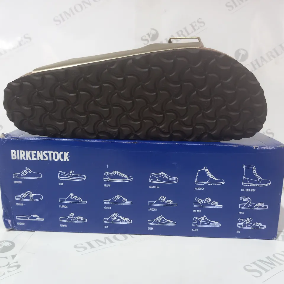 BOXED PAIR OF BIRKENSTOCK ARIZONA BS OPEN TOE SANDALS IN METALLIC GOLD UK SIZE 7.5
