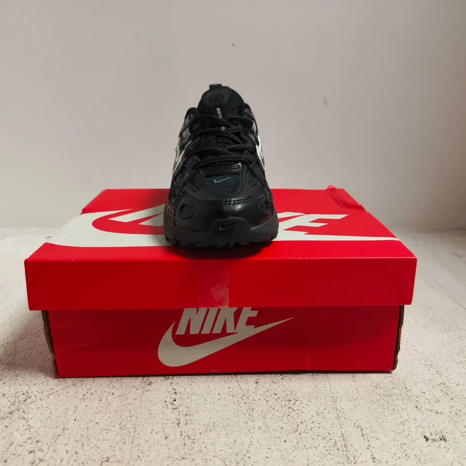 BOXED PAIR OF NIKE P-6000 FADE LACE KID'S TRAINERS IN BLACK/WHITE SIZE UK 12