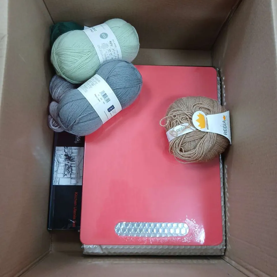 BOX OF APPROXIMATELY 10 ASSORTED HOUSEHOLD ITEMS TO INCLUDE - YARN - PET HEATING PAD - PARTY CUPCAKE STANDS - ETC