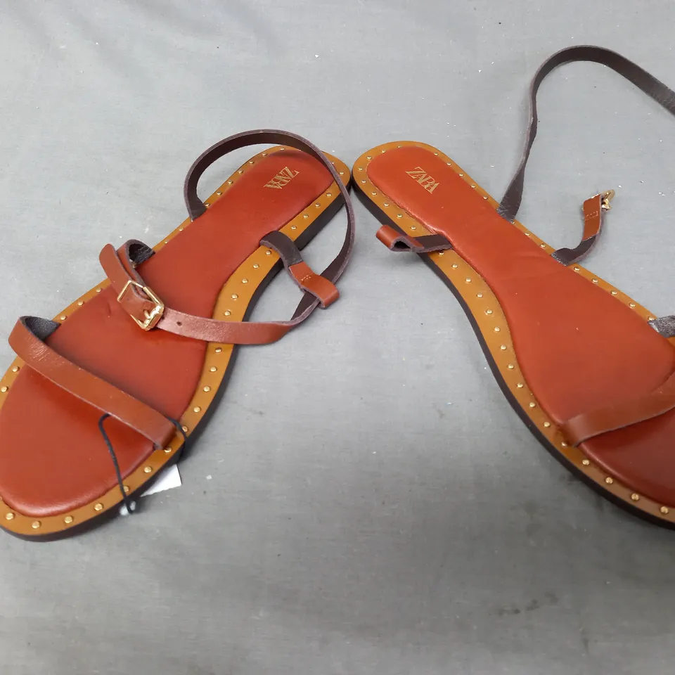 PAIR OF ZARA OPEN TOE FLAT SANDALS IN BROWN UK SIZE 6