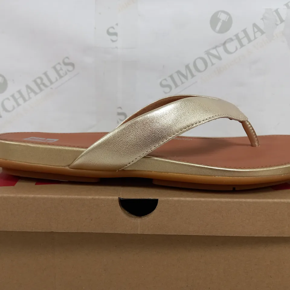 BOXED PAIR OF FITFLOP GRACIE LEATHER FLIP FLOPS IN PLATION - UK 5.5