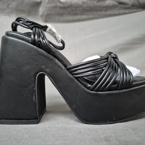 BOXED PAIR OF PRETTY LITTLE THING PLATFORM BLOCK HEEL SANDALS IN BLACK UK SIZE 4