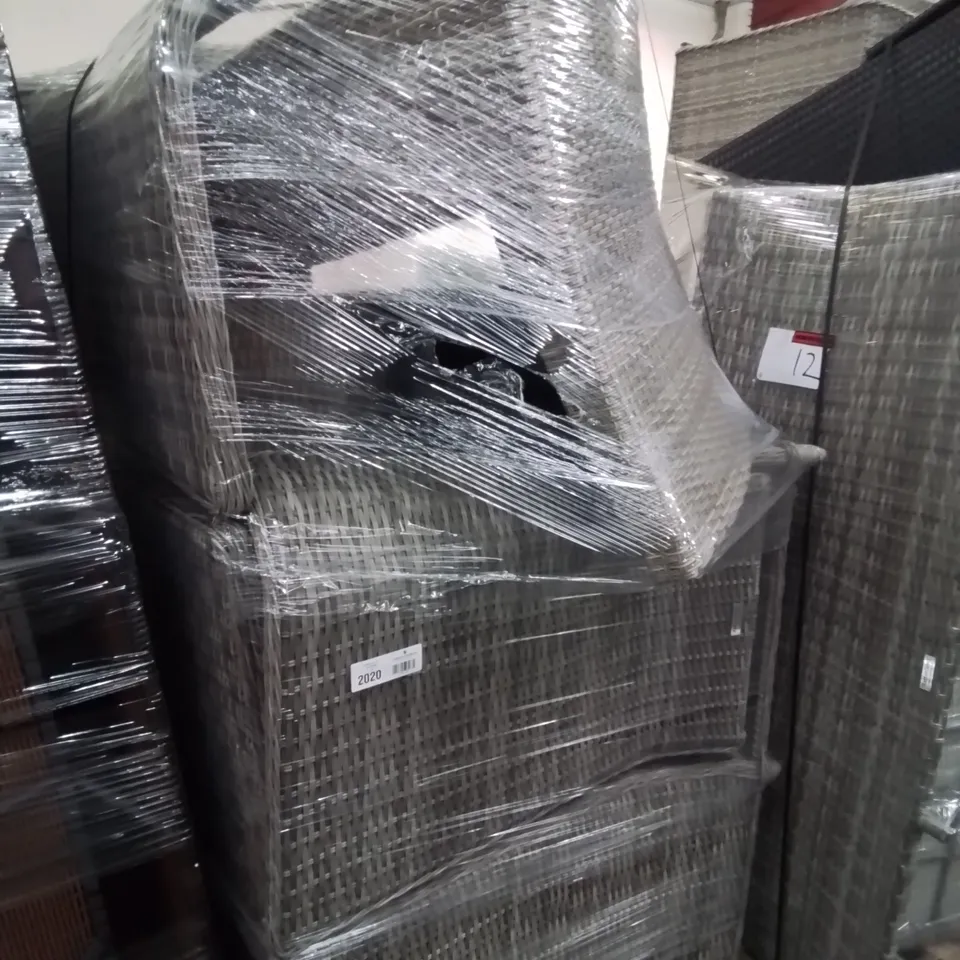 PALLET OF ASSORTED RATTAN GARDEN FURNITURE PARTS INCLUDING 2 × GREY RECLINERS, 2 × LOUNGER & 1 CURVED SOFA.