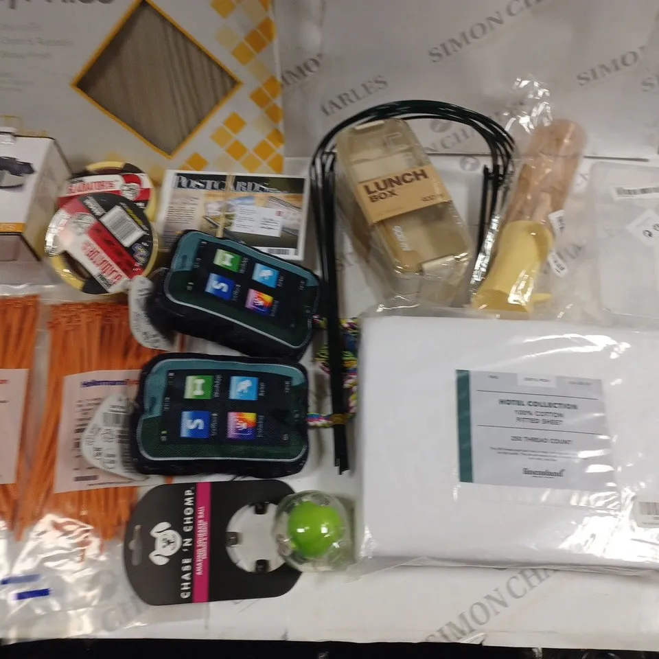 LARGE QUANTITY OF ASSORTED HOUSEHOLD ITEMS TO INCLUDE VINYL TILES, LUNCH BOX AND FITTED SHEET