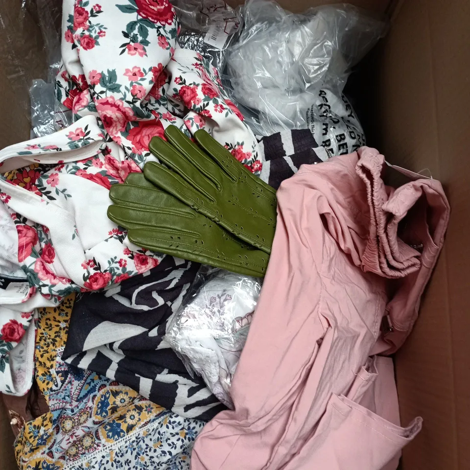 BOX OF APPROXIMATELY 25 ASSORTED CLOTHING ITEMS TO INCLUDE PREMIER SHIRT, F&F ACTIVE, ETHNIC SHIRT ETC