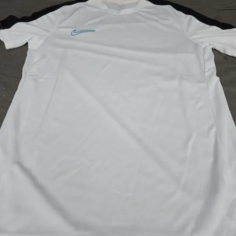 NIKE LOGO T-SHIRT, WHITE - UK SIZE L