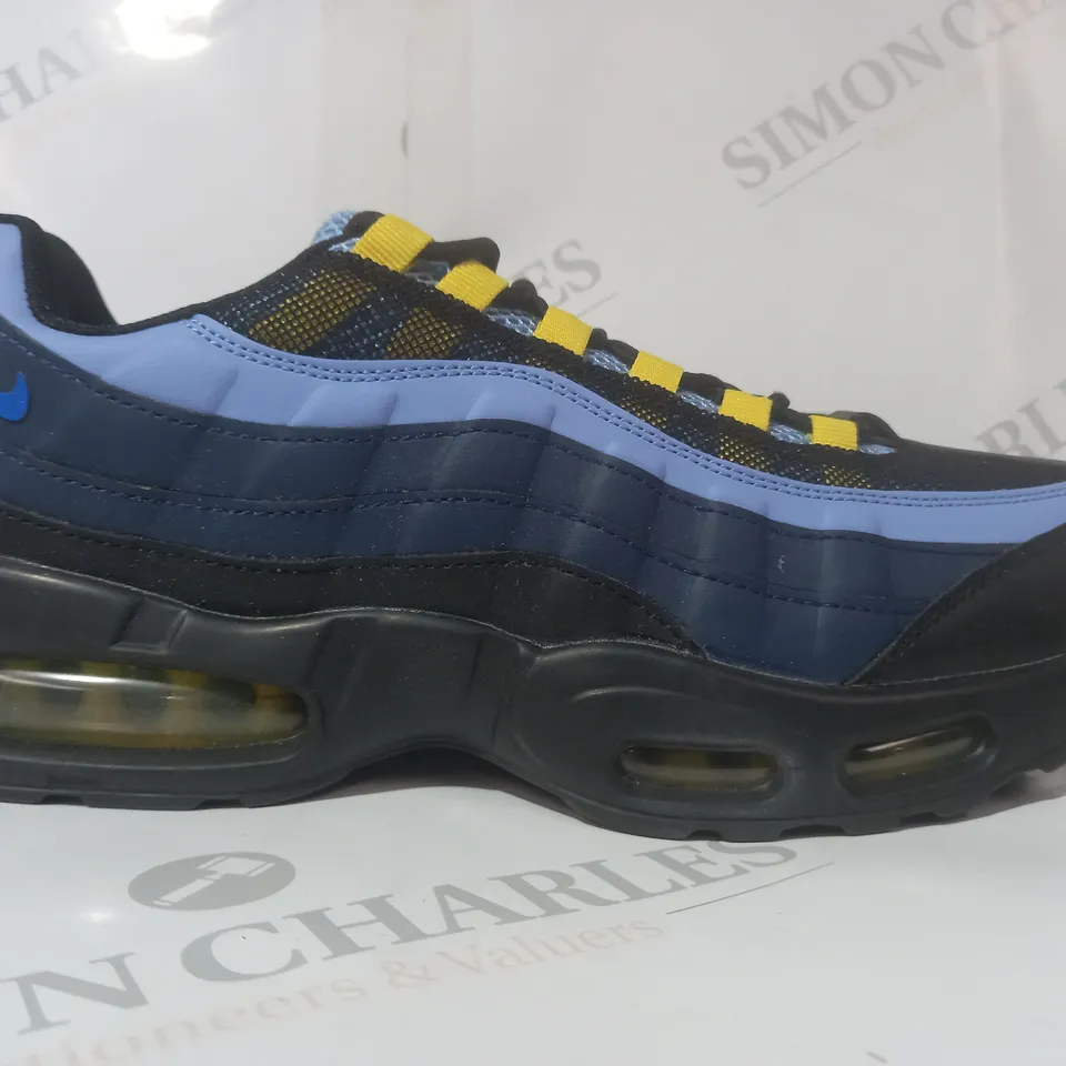 BOXED PAIR OF NIKE AIR MAX TRAINERS IN BLUE/NAVY/BLACK UK SIZE 8.5