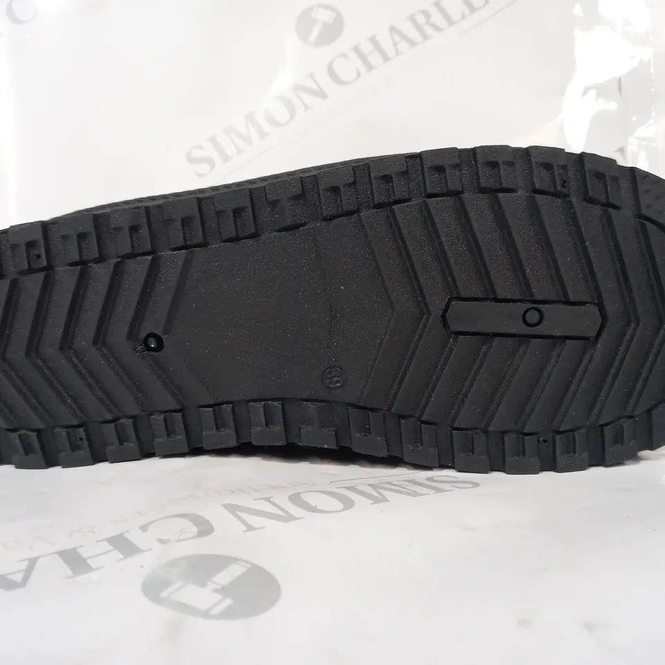 BOXED PAIR OF UGG SHOES IN BLACK EU SIZE 39