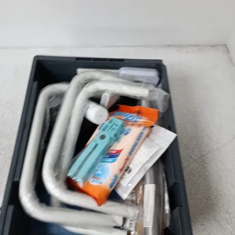 BOX CONTAINING A MIX OF APPROXIMATELY 15 ASSORTED HOUSEHOLD ITEMS INCLUDING MININ FAN, HEMPSEED, METAL PARTS ETC. 