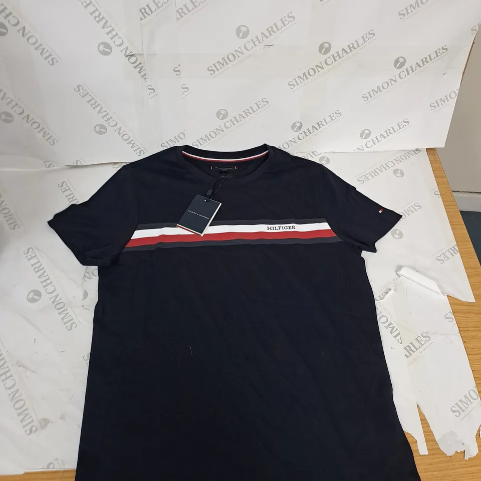 TOMMY HILFIGER T-SHIRT NAVY - LARGE