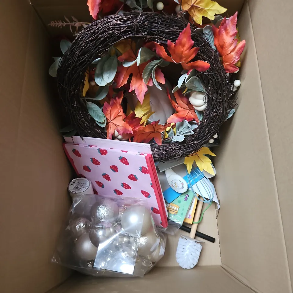BOX OF APPROXIMATELY 10 ASSORTED HOMEWARE ITEMS TO INCLUDE - WREATH - KITCHEN UTENSILS - KIDS POOL ETC. 